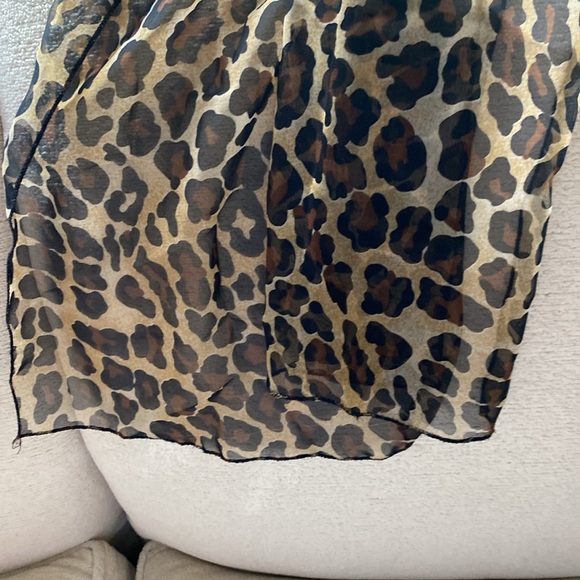 Four animal print themed silk scarbes - Picture 4 of 5